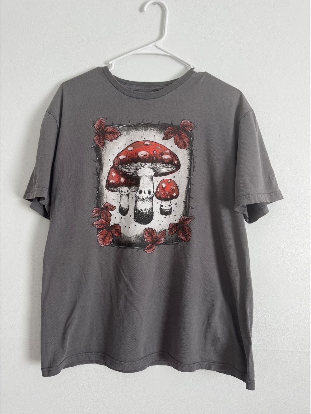 Stephanie Bayles Gray‎ Graphic T-Shirt with Red Mushroom Design Size Large